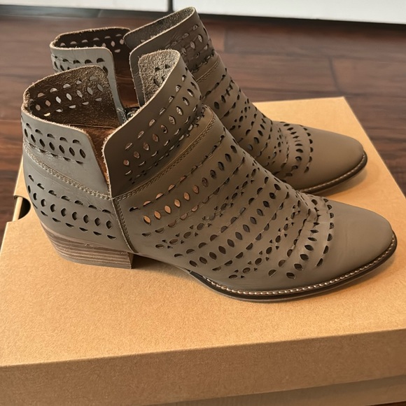 Seychelles Tame Me ankle laser cut-out booties Size 8 - Picture 2 of 6